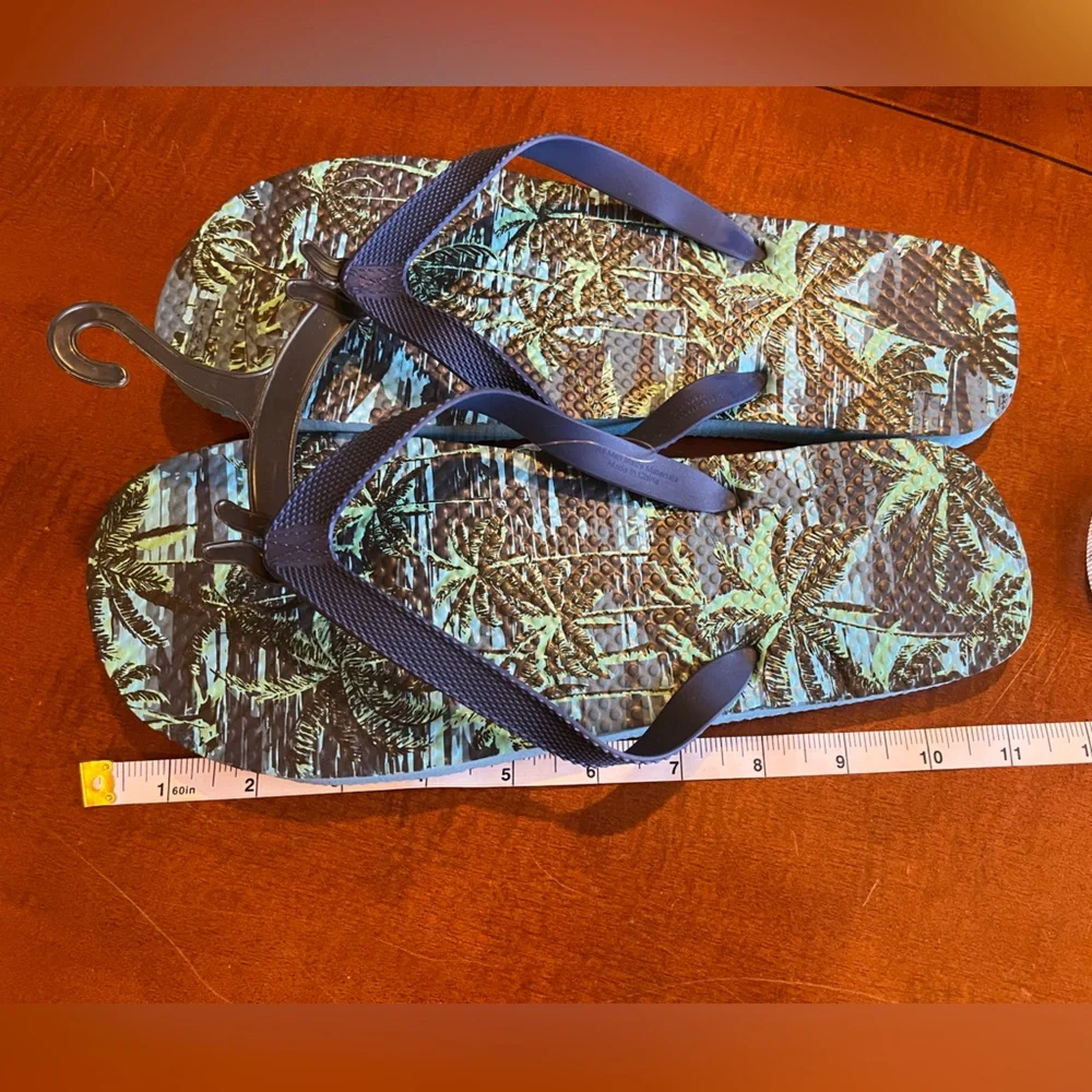 Men’s flip flops Hawaiian/ tropical/ beach print. Blue and green. Sz 10-11. NWT